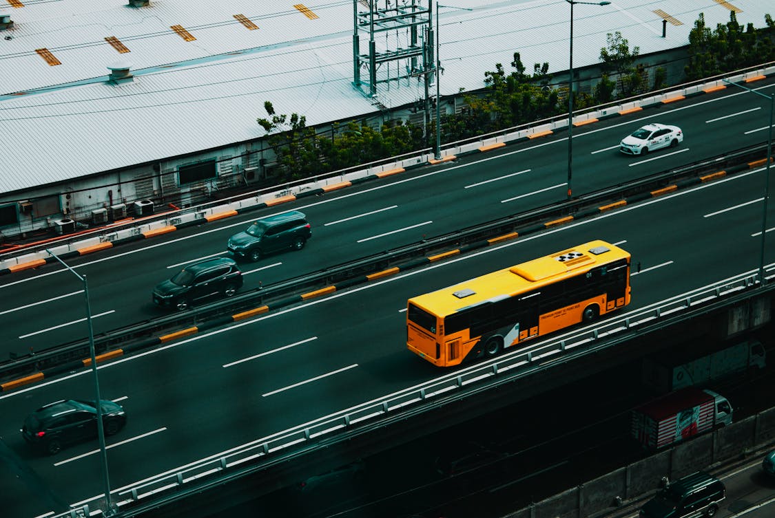 5 Benefits of Booking a Bus Rental for Corporate Events